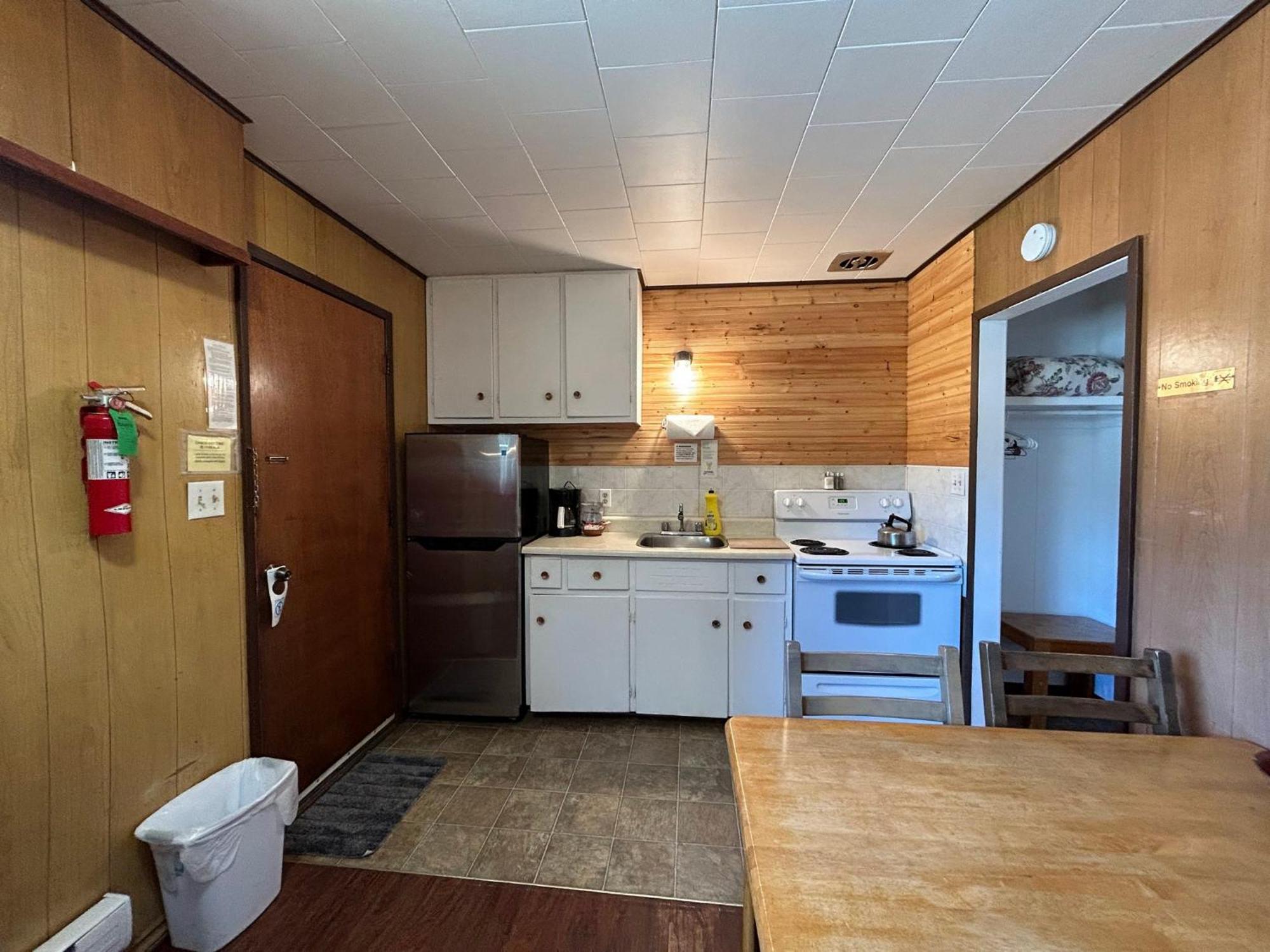 Dolphin Motel Tofino Extérieur photo