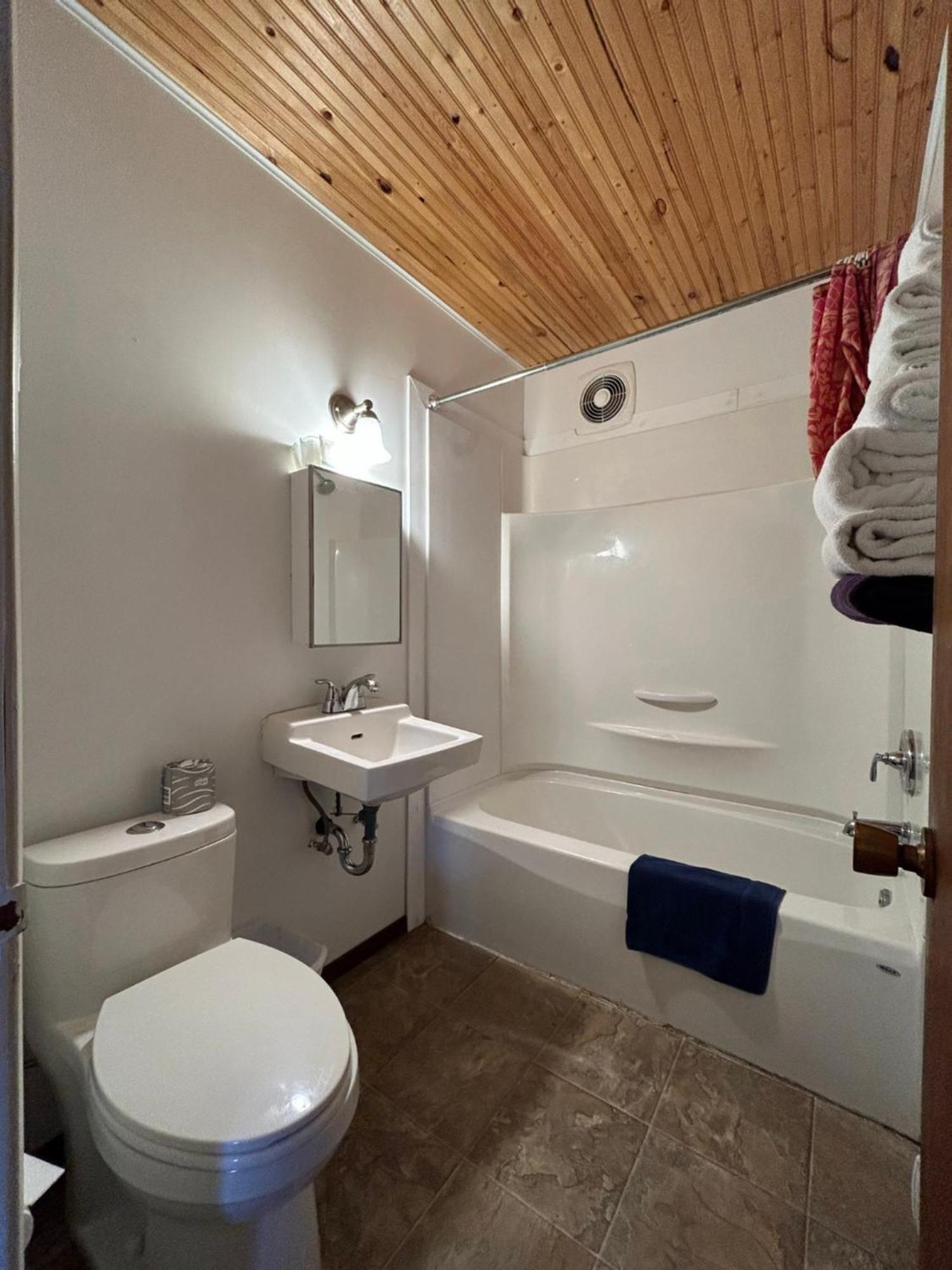 Dolphin Motel Tofino Extérieur photo